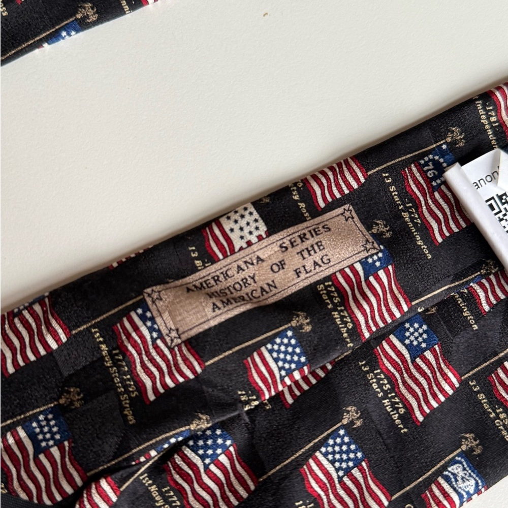 Tie Flag Pattern 100% Silk Van Heusen Black and Red Stylish Size 4" * 58" Great
